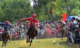 Kỵ sĩ Lê Văn Thu (áo đỏ) điều khiển ngựa số 4 về đích đầu tiên trong đợt thi chung kết 