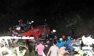 Ô tô khách lao xuống vực: “Xe mất phanh rồi, nhảy hết ra đi“