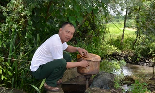 Người dân lợi dụng sức nước để phát điện