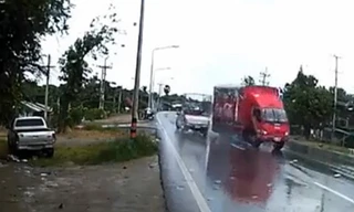 Pha tránh thần kỳ của tài xế xe tải