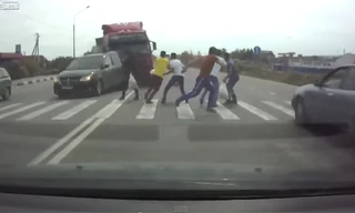 Xe tải mất lái gây tai nạn kinh hoàng