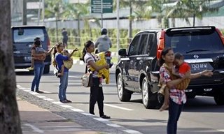 Trong số những người chuyên đi nhờ xe, rất nhiều bà mẹ bế theo con nhỏ. Ảnh: Kaskus.