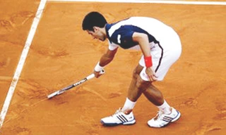  Nole vẽ trái tim trên sân để bày tỏ sự sẻ chia hoạn nạn cùng người dân Serbia đang chịu thiên tai với Hull. Ảnh: AP