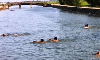 Tắm khe giữa trưa, hai nữ sinh lớp 8 gặp nạn