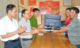 Trao trả tài sản cho gia đình anh Hoàng VĂn Hân. Ảnh do công an cung cấp