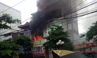 Nhà dân phát hỏa, lửa ngùn ngụt bốc cao trong mưa