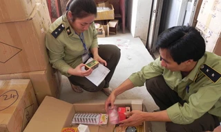 Mỹ phẩm là hàng nhái có xuất xứ từ Trung Quốc, bị QLTT TPHCM phát hiện, xử lý. Ảnh: Hoàng Việt