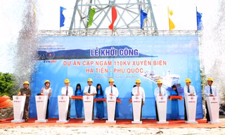 Bộ trưởng Công Thương Vũ Huy Hoàng (thứ 5 từ trái sang) bấm nút khởi công Dự án cáp ngầm 110kV xuyên biển Hà Tiên-Phú Quốc. Ảnh: đại dương