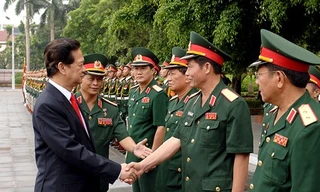 Ban Giám đốc Học viên Quốc phòng đón chào Thủ tướng Nguyễn Tấn Dũng - Ảnh: Chinhphu.vn