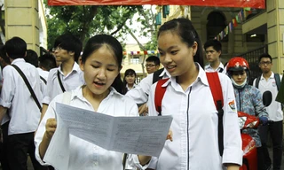 Thí sinh so sánh đáp án môn thi tại trường THPT Việt Đức năm 2013. ẢNH: ngọc châu