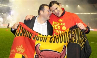 Chính sách xoay tua của HLV Wilmots (trái) giúp Bỉ thi đấu vô cùng biến hóa