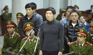 Bị cáo Dương Tự Trọng và các đồng phạm tại tòa. ẢNH: TTXVN 