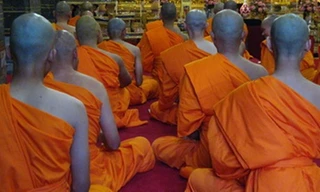 Giới sư sãi Phật giáo Thái Lan gần đây dính vào một loạt bê bối, khi truyền thông địa phương đưa tin về các vụ liên quan đến sử dụng chất kích thích, uống rượu, cờ bạc và quan hệ với gái mại dâm. Ảnh: smilingalbino