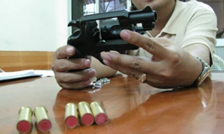 Ông Tuấn đã dùng súng bắn đạn cao su bắn 2 phát để tự vệ. Ảnh: Minh họa