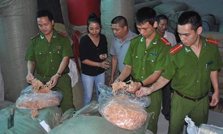 Số mực khô giả bị cơ quan công an thu giữ