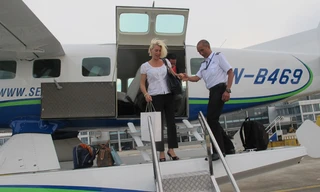 Những vị khách đầu tiên của thủy phi cơ. Ảnh: sỹ lực