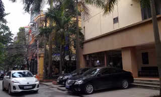 Khu nhà công vụ tại Hoàng Cầu (Hà Nội), nơi có không ít quan chức về hưu chưa trả lại nhà. Ảnh: Như Ý