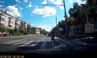 Dắt con gái sang đường, mẹ bị ôtô hất văng