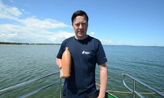 Bình rượu 200 tuổi được tìm thấy dưới xác con tàu đắm