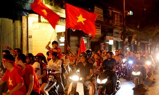 Tưng bừng xuống phố ăn mừng chiến thắng của U19 Việt Nam