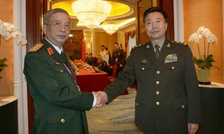 Thứ trưởng Bộ Quốc phòng Nguyễn Chí Vịnh gặp gỡ Phó Tổng tham mưu trưởng Quân Giải phóng Nhân dân Trung Quốc Vương Quán Trung bên lề Đối thoại Shangri-La 2014. Ảnh: SCMP