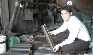 Lê Trường An tại xưởng sản xuất củi trấu sinh học