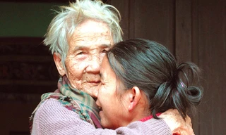 Mẹ con bà Bê hạnh phúc trong ngày đoàn tụ.