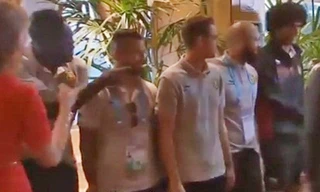 Lukaku chỉ “người hùng” Origi để hoàng hậu chúc mừng (ảnh cắt từ clip)