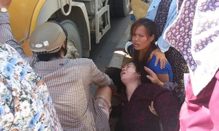 Chị khóc ngất khi chứng kiến em gái bị xe ben tông chết
