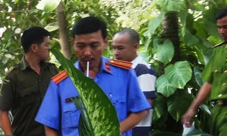 Lê Sơn Tùng (đầu trọc) dựng lại hiện trường vụ cướp tại nhà bà Trần Hồng Sa