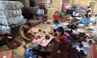 Cận cảnh 'đại công xưởng' sản xuất vàng mã