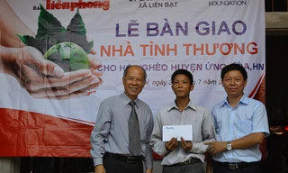 Ông Nguyễn Minh Hải, Giám đốc điều hành Cty Prudential VN (bìa trái) và Phó Tổng Biên tập báo Tiền Phong Trần Thanh Lâm (bìa phải) tại Lễ khánh thành nhà anh Nguyễn Văn Bảo. Ảnh: K.N 