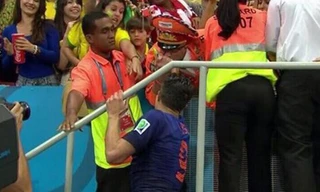 Nghĩa cử cao đẹp của Van Persie 