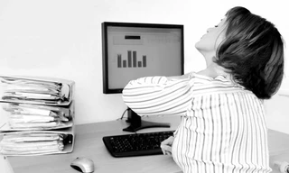 Trong số các ngành nghề có nguy cơ cao mắc phải những cơn đau này là những người làm việc trong môi trường văn phòng, thường xuyên sử dụng máy tính, ngồi làm việc tại một nơi liên tục, ít di chuyển