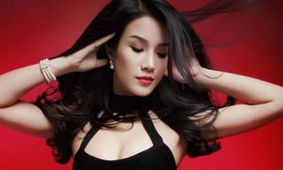 Diệp Lâm Anh diện váy cắt xẻ khoe đường cong