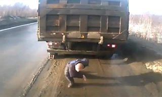 Suýt bị kẹp nát khi chui gầm xe ben