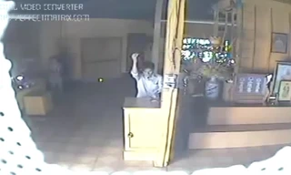 Cặp đôi đạo chích 'câu' tiền ở hòm công đức