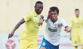 Samson lập hattrick nhưng Hà Nội T&T vẫn phải đứng sau Bình Dương trong cuộc đua tới ngôi vương. Ảnh VSI 