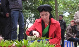 Một liền chị têm trầu cánh phượng. Ảnh: nguyễn trường