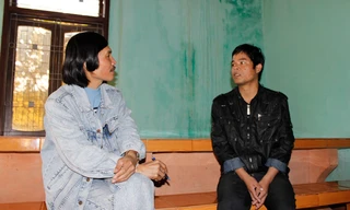 Kẻ sát nhân Hồ Văn Công (phải): Em nhớ vợ con quá, cán bộ ơi!