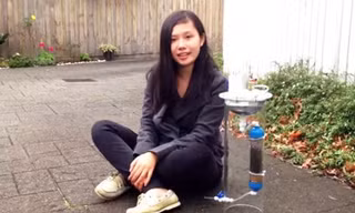 Cynthia Sin Nga Lam với thiết bị phát minh của mình.