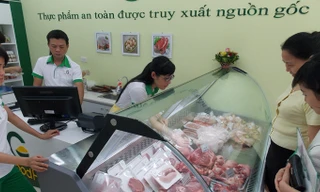 Người dân đến mua thực phẩm sạch của Green Food Hà Nội tại cửa hàng 111 Tô Hiệu (Hà Đông). Ảnh: Anh Trọng