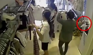 Nữ quái bịt mặt trộm iPhone trong shop quần áo