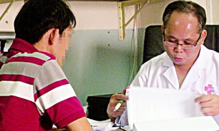 Bác sĩ đang tư vấn, khám bệnh nam khoa cho một bệnh nhân