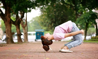 Nguyễn Thị Hằng Nga sinh năm 1992 đến từ Thanh Hoá, nhận được sự quan tâm của cộng đồng mạng nhờ những tấm ảnh ghi lại khả năng bẻ cong cơ thể đến mức khó tin. Nga cho biết, cách đây một năm rưỡi khi đang nghịch ngợm cùng bạn bè, cô thử nẩy ngửa ra sau th