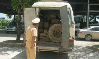 Xe khách ngụy trang để chở gỗ lậu. ẢNH: H.L