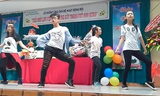 Màn biểu diễn nhạy theo MV đang bị lên án của nhóm học sinh trường THCS Nguyễn Huệ trong ngày khai giảng.