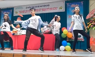 Màn biểu diễn nhạy theo MV đang bị lên án của nhóm học sinh trường THCS Nguyễn Huệ trong ngày khai giảng.