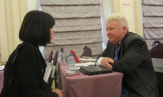 Chuyên gia IAEA Sandor Miklos Tozser trả lời phỏng vấn báo Tiền Phong. Ảnh: Thái An