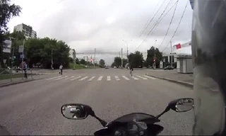 Chờ đèn đỏ, biker bị tài xế say rượu húc bay môtô